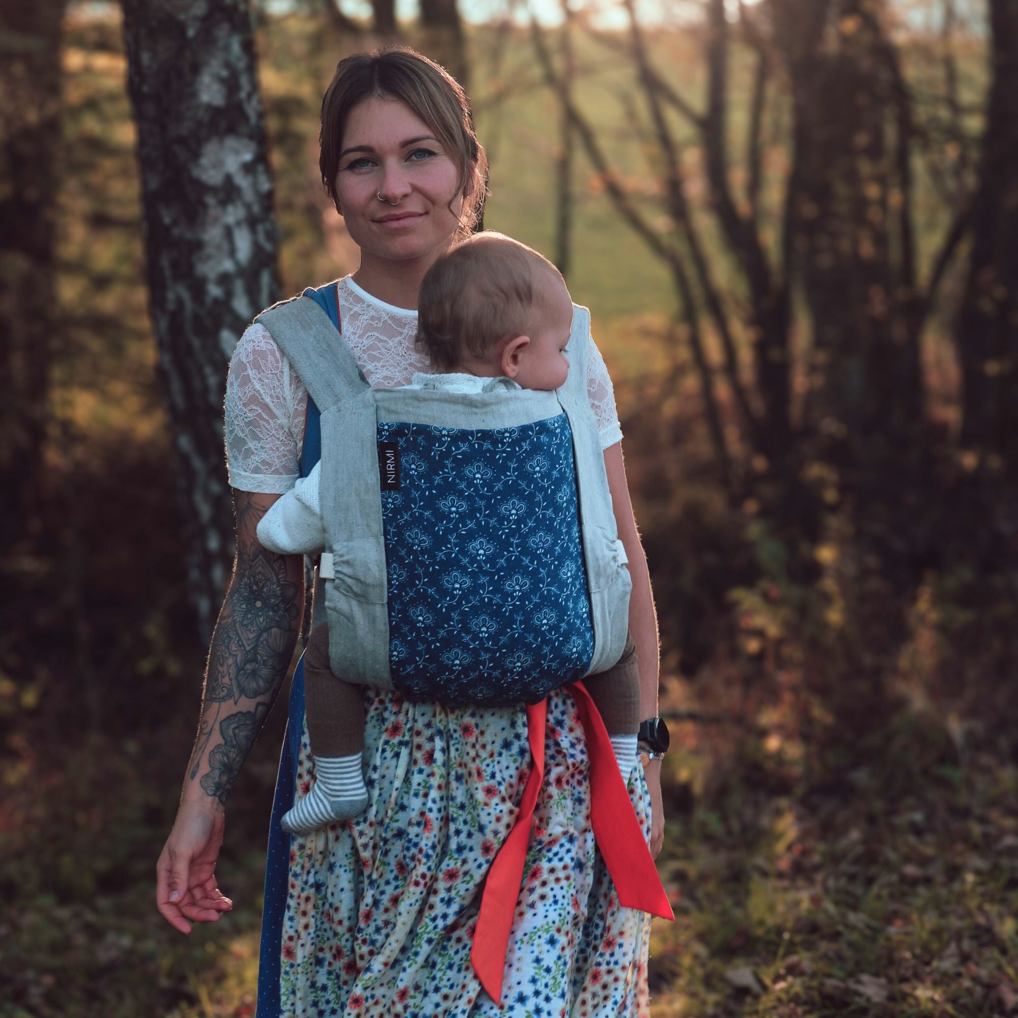 Mochila portabebés NIRMI Pure con parche estampado azul "Krönchen" (Austria)